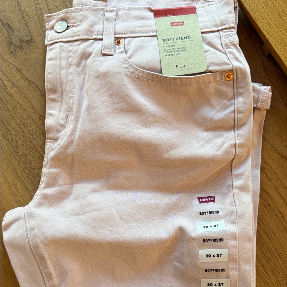 Levi's Women's Mid Rise Boyfriend Jeans in Soft Pink 30x27 - Picture 4 of 4